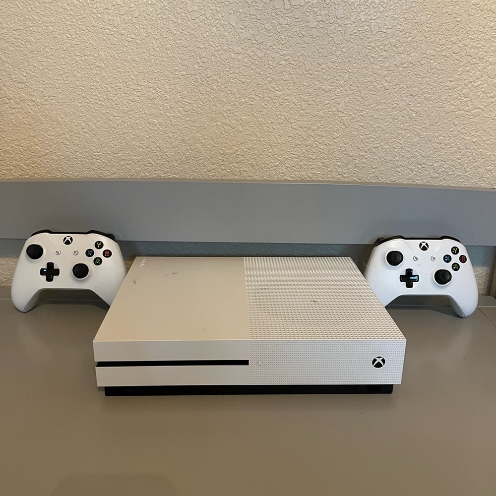 X BOX ONE S (WHITE) COMES WITH TWO CONTROLLERS!! (WHITE) BOTH CABLES